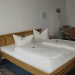 Loewen Hotel *